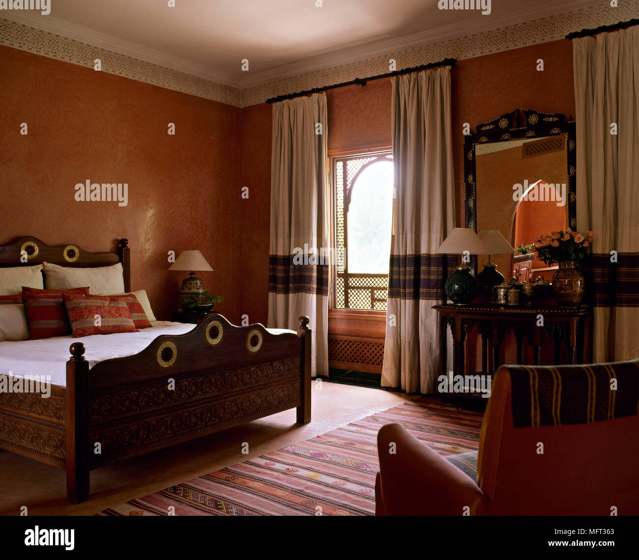 Suite de l'hôtel marocain en bois de chambre à coucher Lits Lit Interiors  hôtels arabe mauresque arabe riche tissus couleurs ethniques Photo Stock -  Alamy