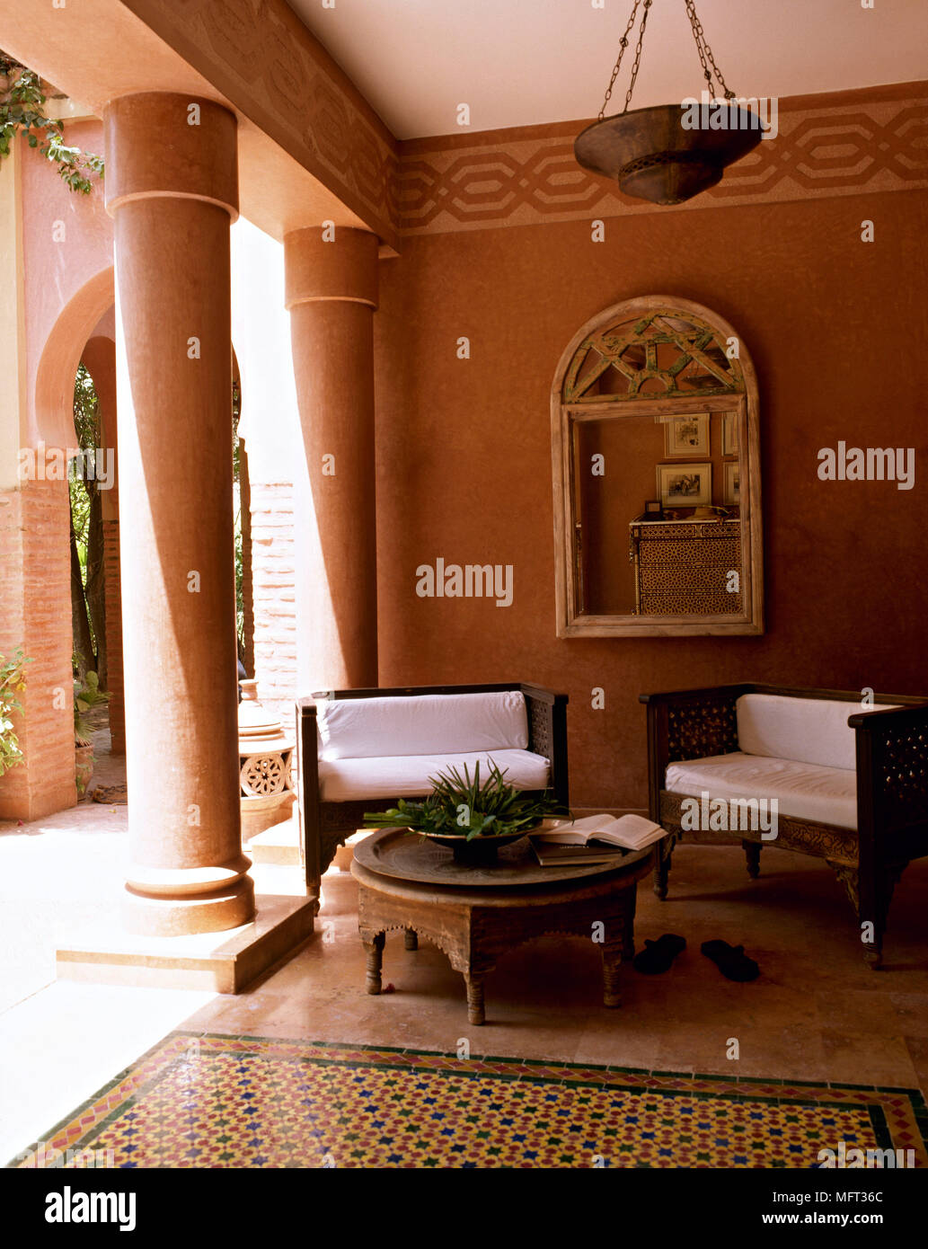 Salon de l'hôtel marocain intérieurs chambres hôtels coin piliers mauresque arabe Banque D'Images