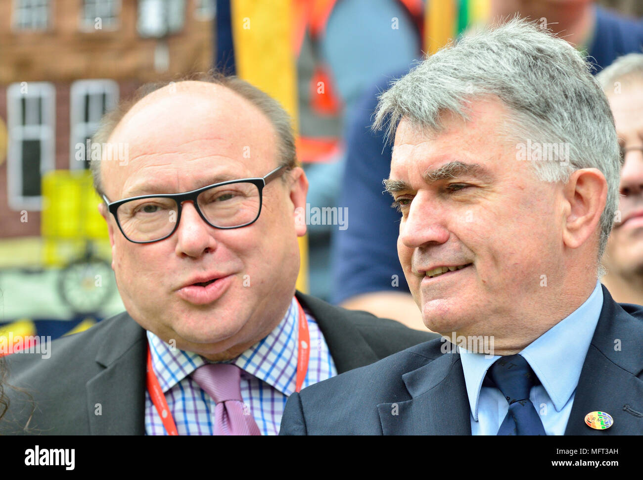 Grahame Morris (MP) et du travail : Easington Trésorerie Mick (Gen Secrétaire, RMT) à une protestation contre l'équipe de diver seulement de trains sur le rail sud, Westminst Banque D'Images