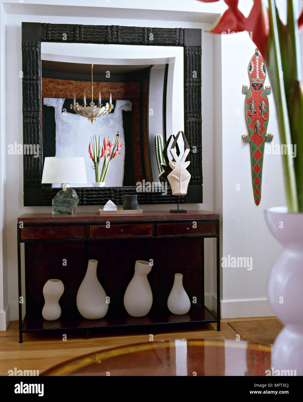 Détail couloir moderne miroir de table côté intérieur de la céramique  africaine ethnique moderne couloirs salles de couleurs de la terre Photo  Stock - Alamy