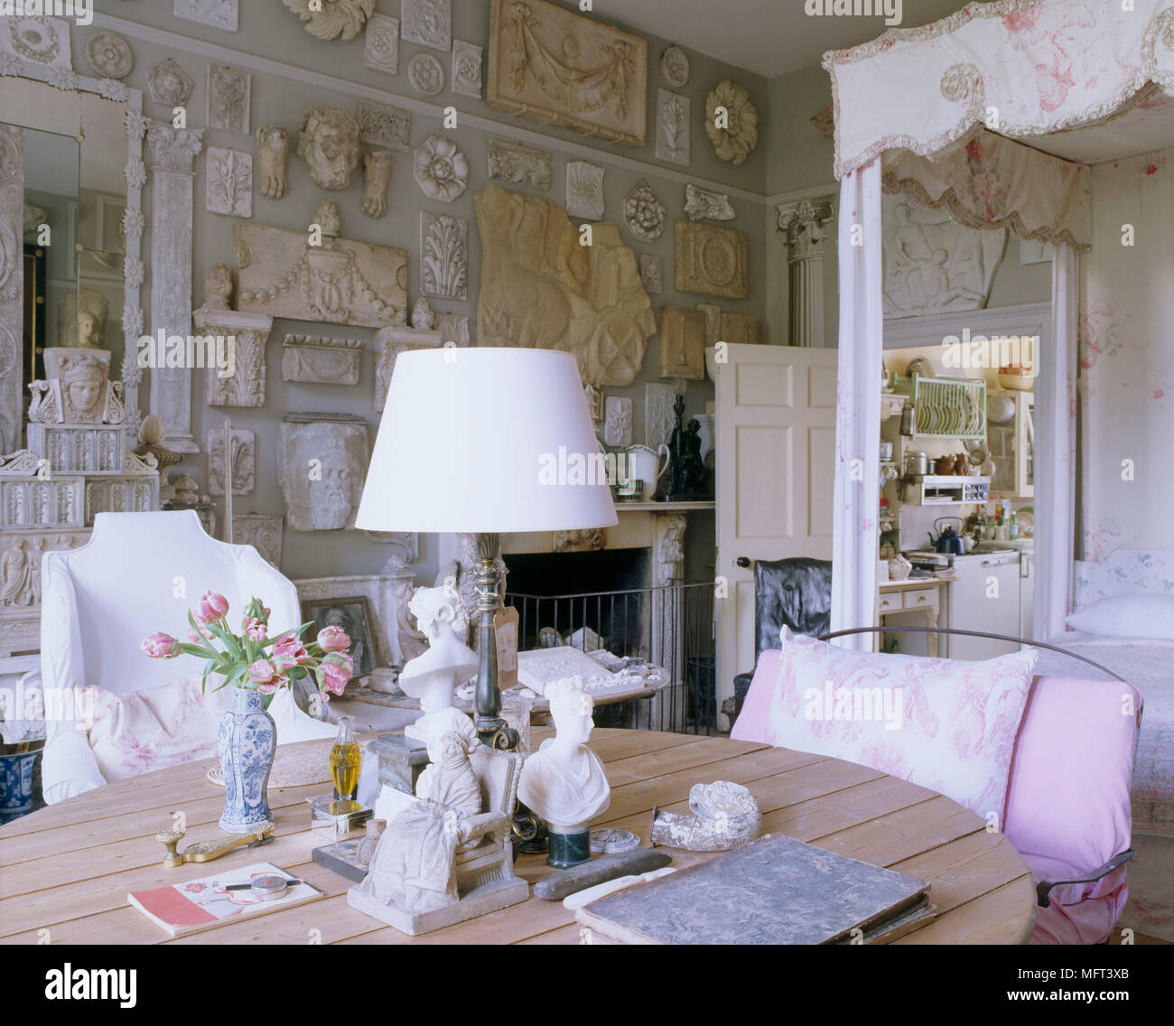 Une chambre traditionnelle du xviiie siècle, un lit à baldaquin avec tissu canopy un tableau bois affichage des objets sur le mur en plâtre Banque D'Images