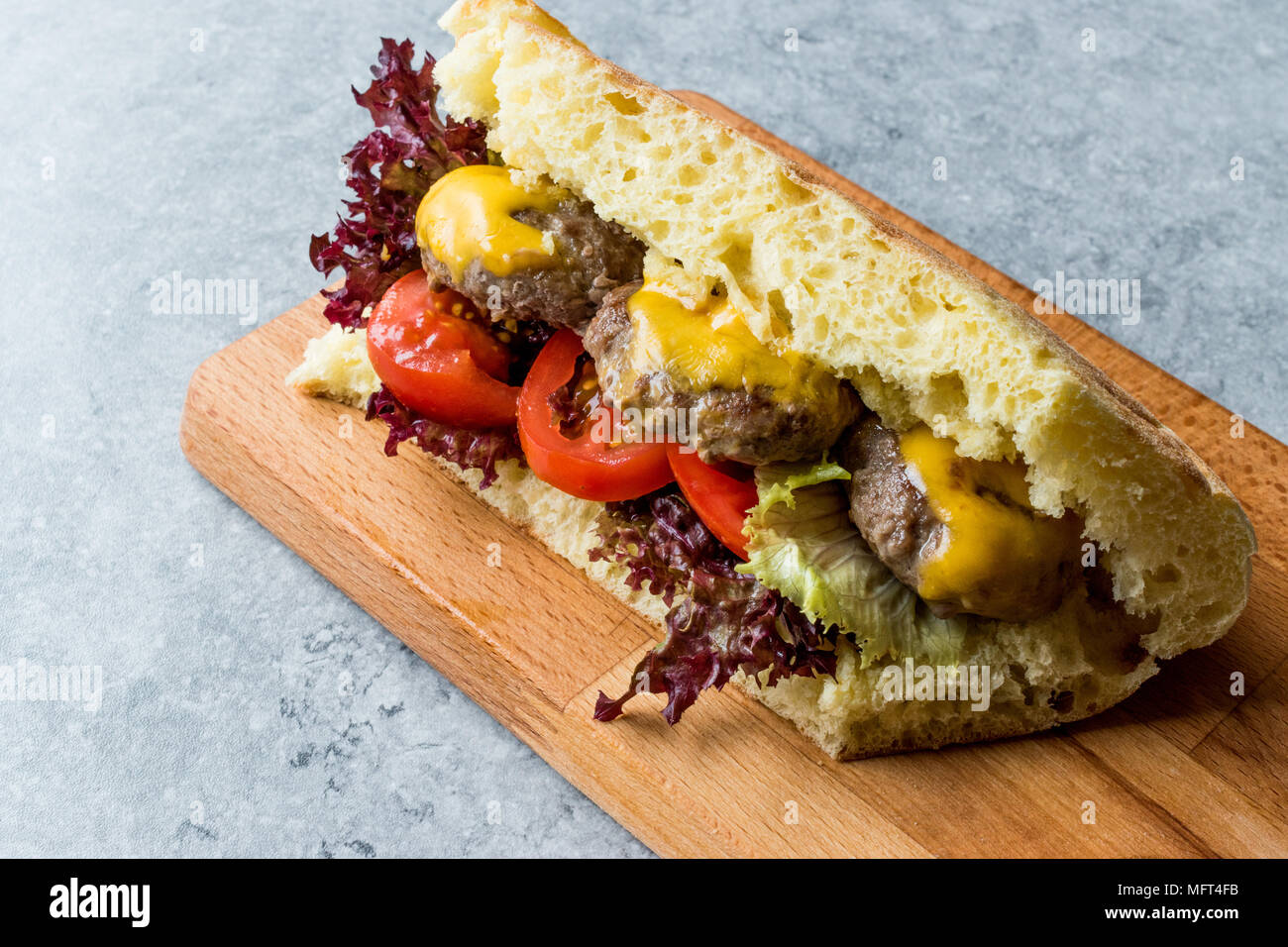 Boulettes de Style indien avec Sandwich Pain Bazlama. Le fast food. Banque D'Images
