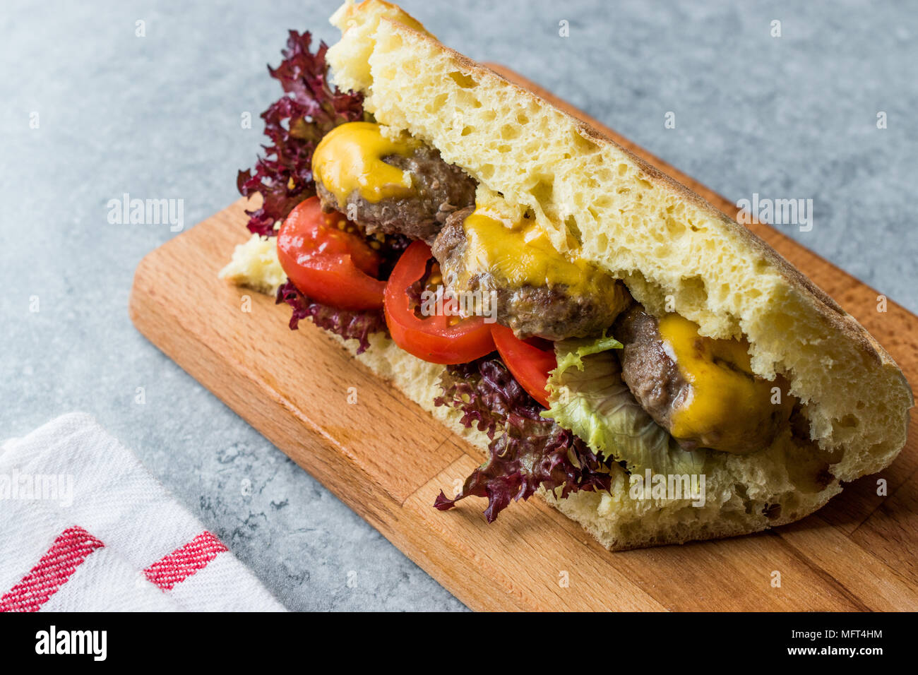 Boulettes de Style indien avec Sandwich Pain Bazlama. Le fast food. Banque D'Images