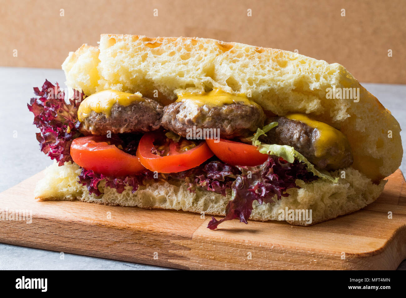 Boulettes de Style indien avec Sandwich Pain Bazlama. Le fast food. Banque D'Images