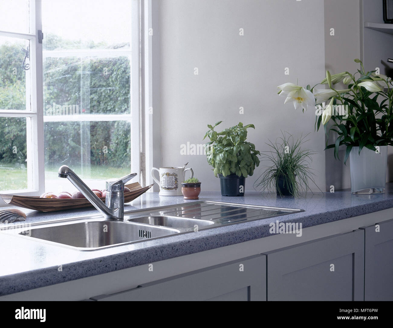 Évier en acier inoxydable cuisine moderne des intérieurs de l'unité de  carbone coloris Photo Stock - Alamy