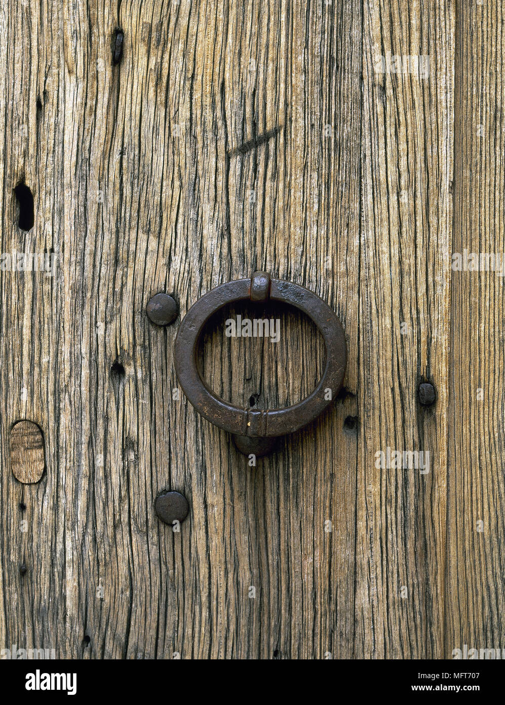Détail de la porte en bois rustique poignée anneau de fer des textures rugueuses portes ferronnerie matériaux naturels Banque D'Images