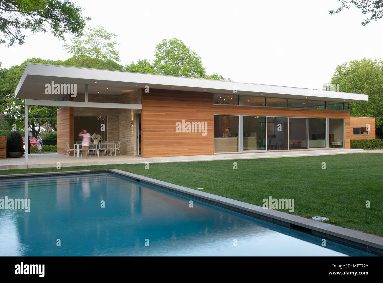 L'extérieur de nouveau construire maison de plain-pied avec piscine dans le jardin Banque D'Images