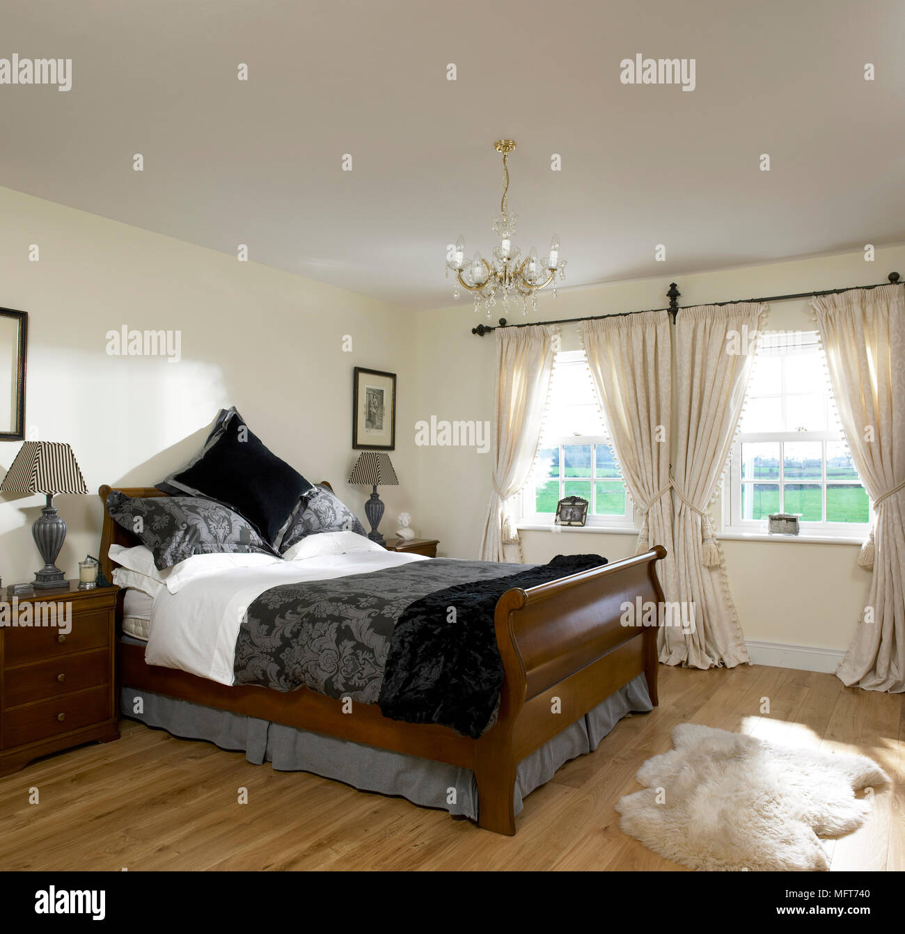 Une chambre, sol neutre traditionnel lit bateau, double couverture de peau  de mouton, rideaux, table de chevet, lampe, lustre, photo, plancher en bois  Photo Stock - Alamy