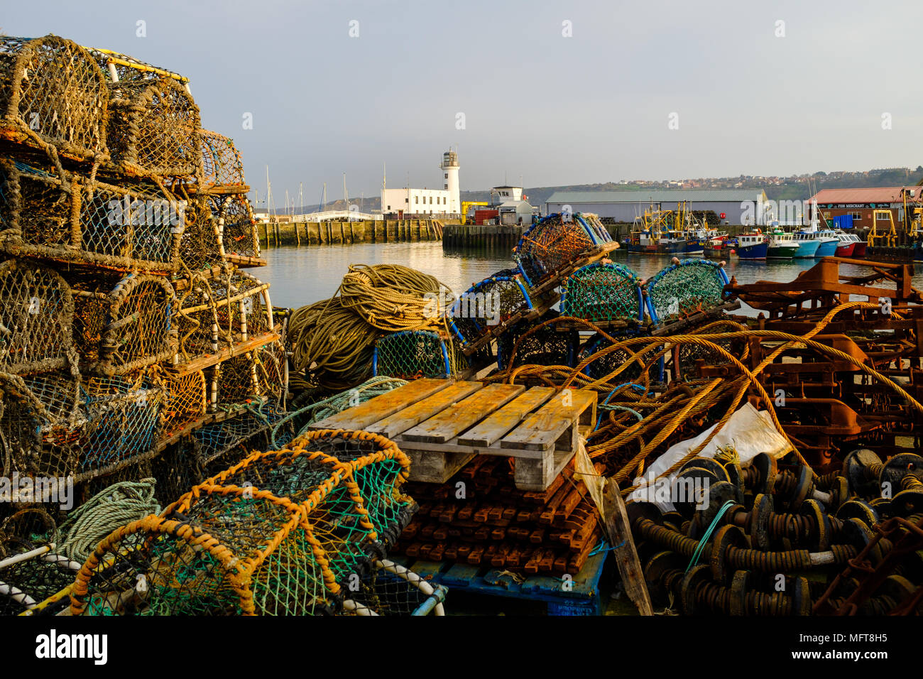 SCARBOROUGH, ANGLETERRE - 21 avril : l'équipement de pêche commerciale, des bateaux et le phare du port de Scarborough. Dans la région de Scarborough, Angleterre. Au 21 avril Banque D'Images