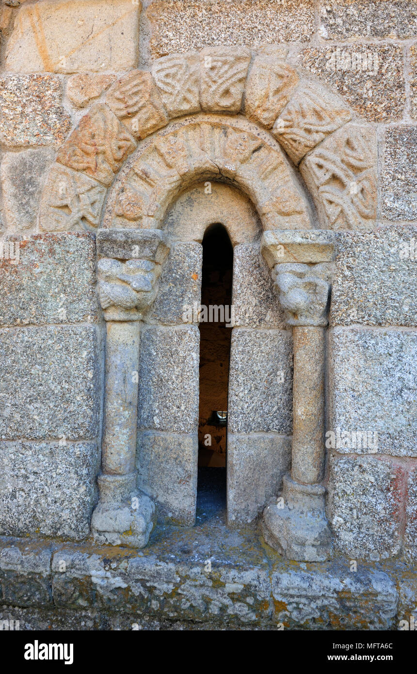 Fenêtre gothique de la Santa Maria de Carquere monastère médiéval, Resende. Région du Douro, Portugal Banque D'Images