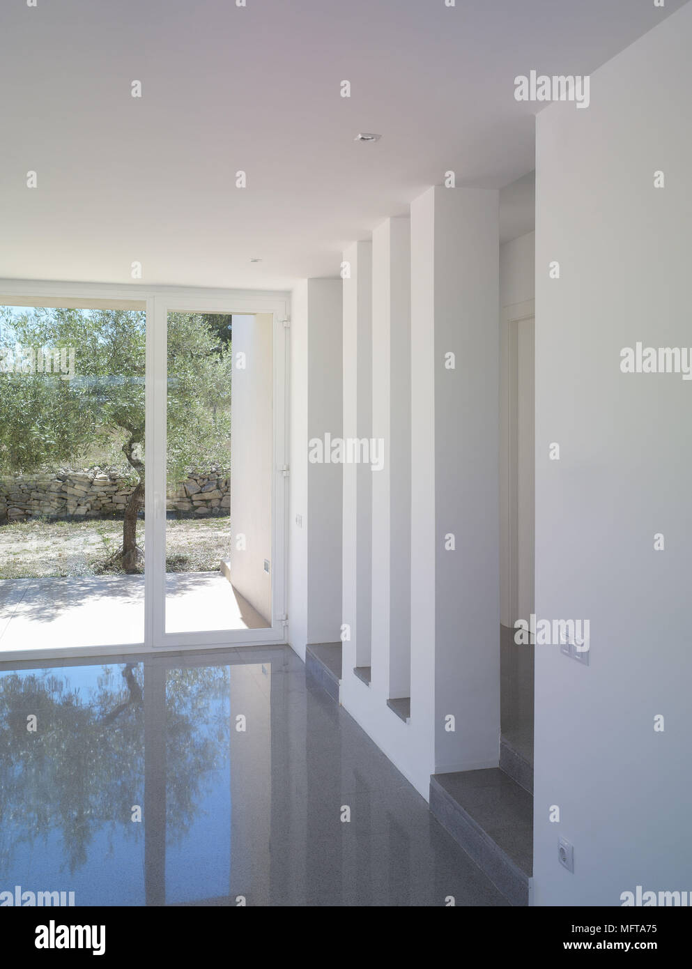 Chambre minimaliste moderne avec fenêtre du sol au plafond Banque D'Images