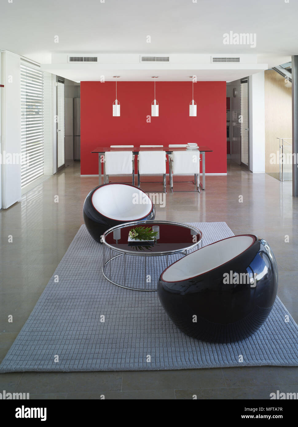Paire de chaises noires de chaque côté de la table en métal chambre minimaliste moderne Banque D'Images