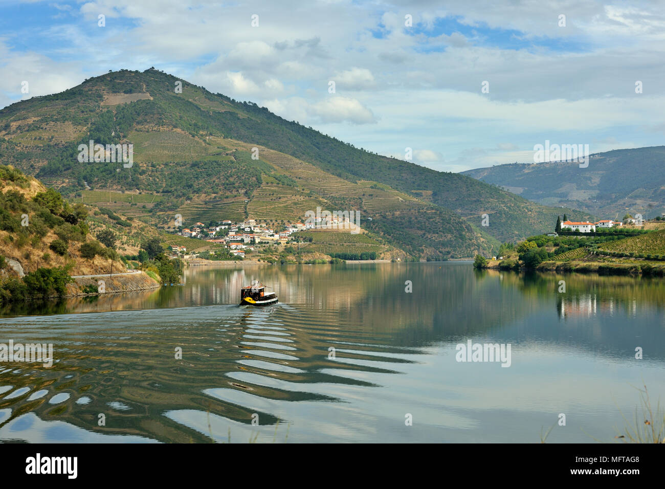 Covelinhas et Folgosa Douro avec Quinta dos Frades sur la droite. Croisières sur le fleuve Douro, site du patrimoine mondial de l'Unesco, Portugal Banque D'Images