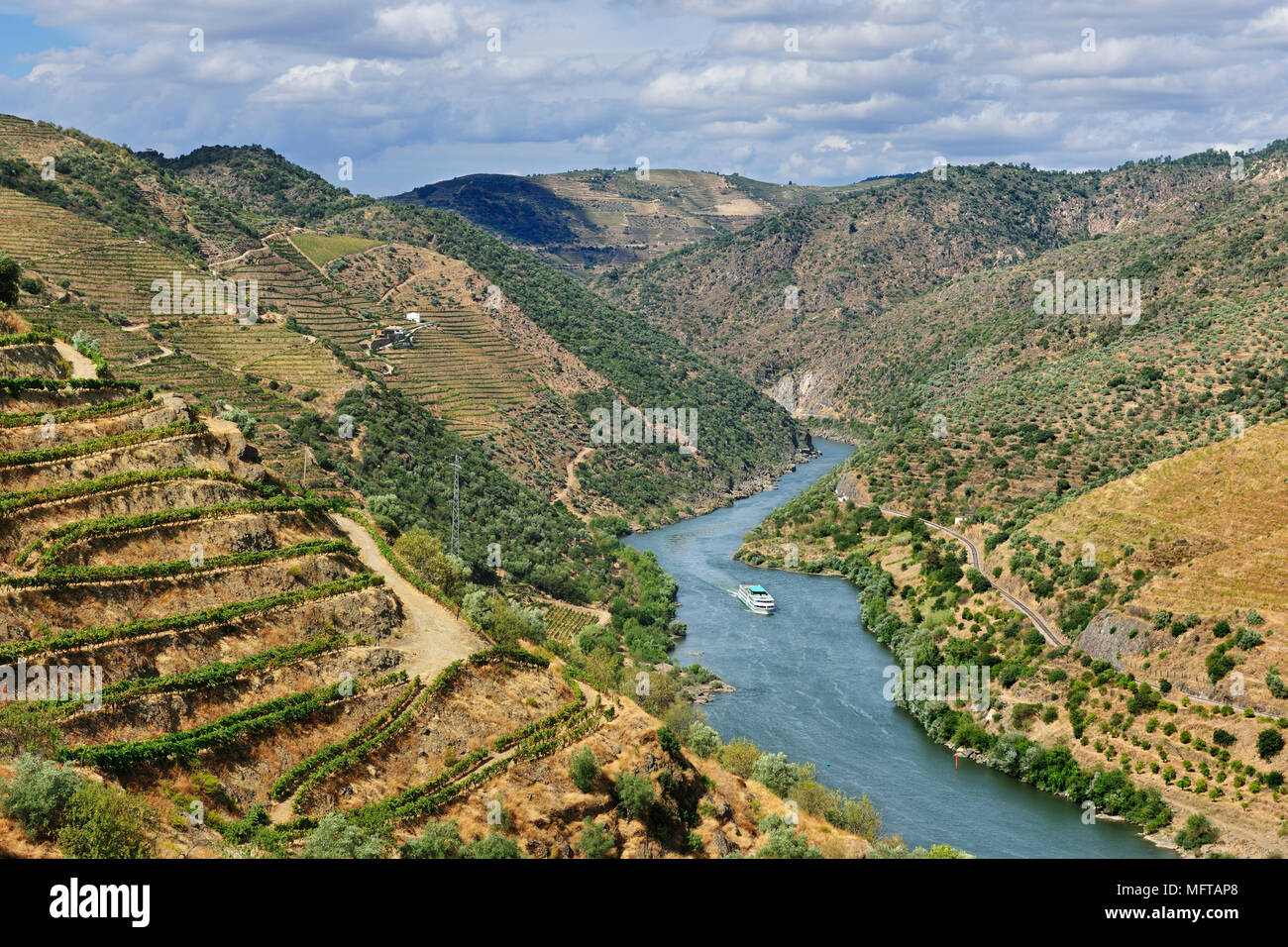 La rivière Douro et un hôtel-bateau dans le barrage de Valeira. São João da Pesqueira, Portugal Banque D'Images