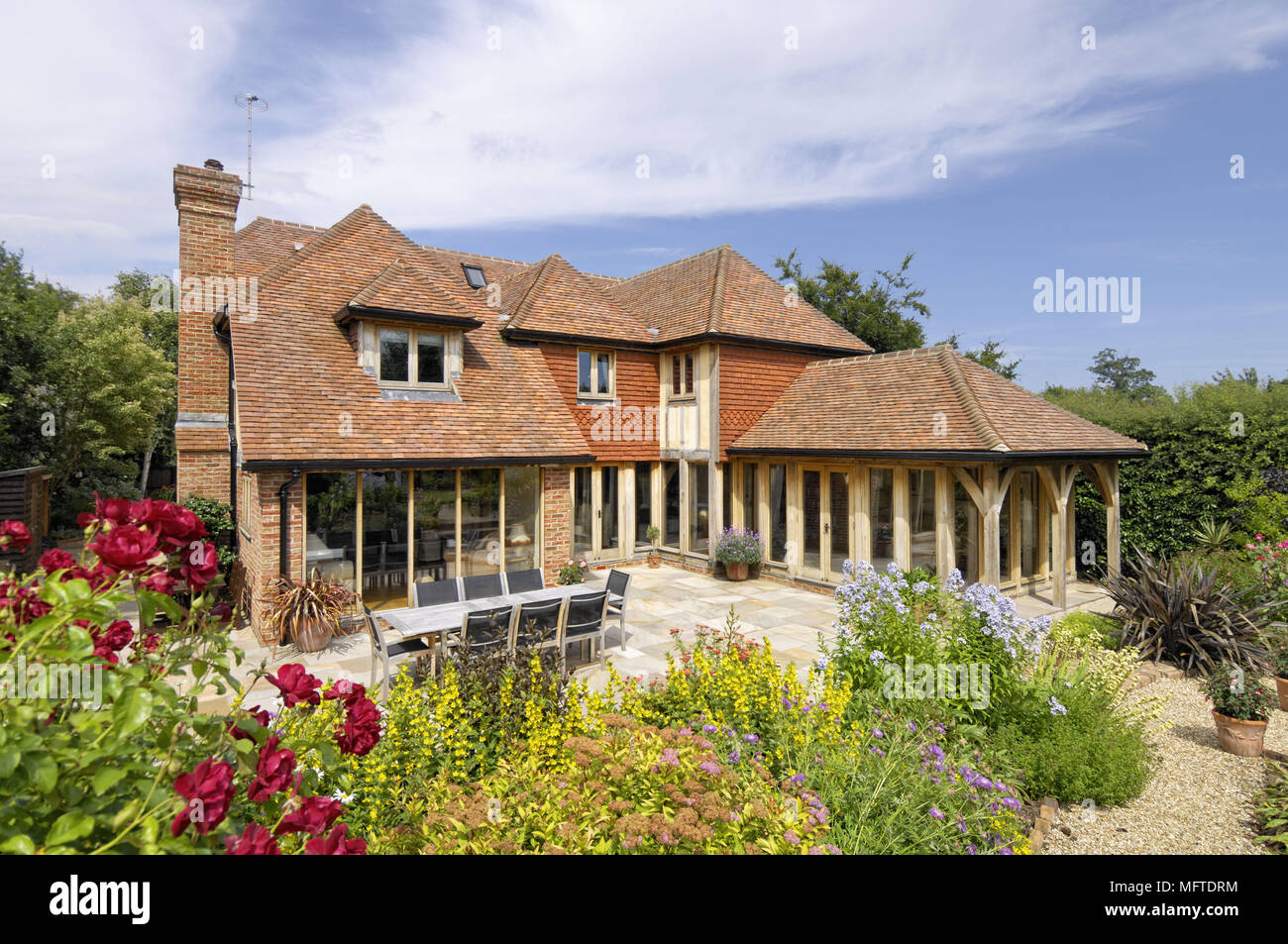 Extérieur de maison traditionnelle et le jardin Banque D'Images