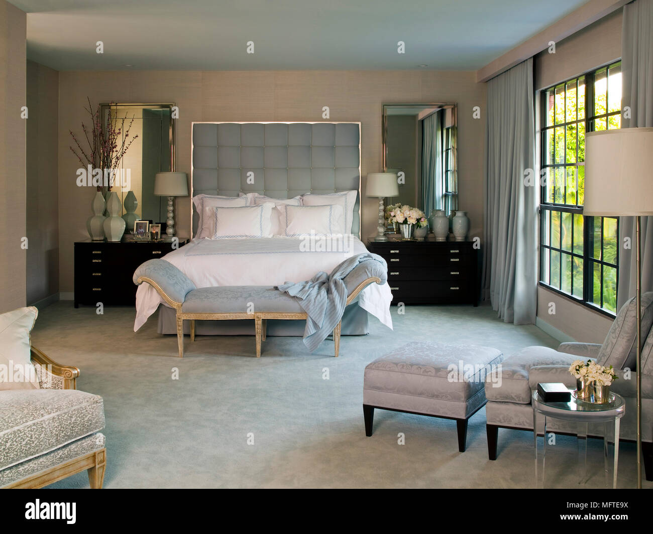 Meubles lit de jour au pied d'un lit double dans la chambre spacieuse de  style traditionnel Photo Stock - Alamy