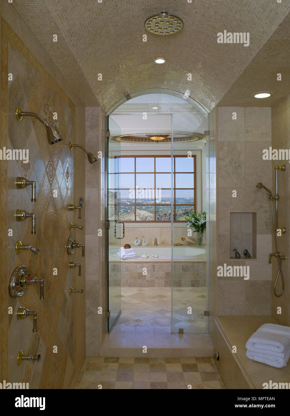 Salle d'eau avec douche double portes en verre Banque D'Images