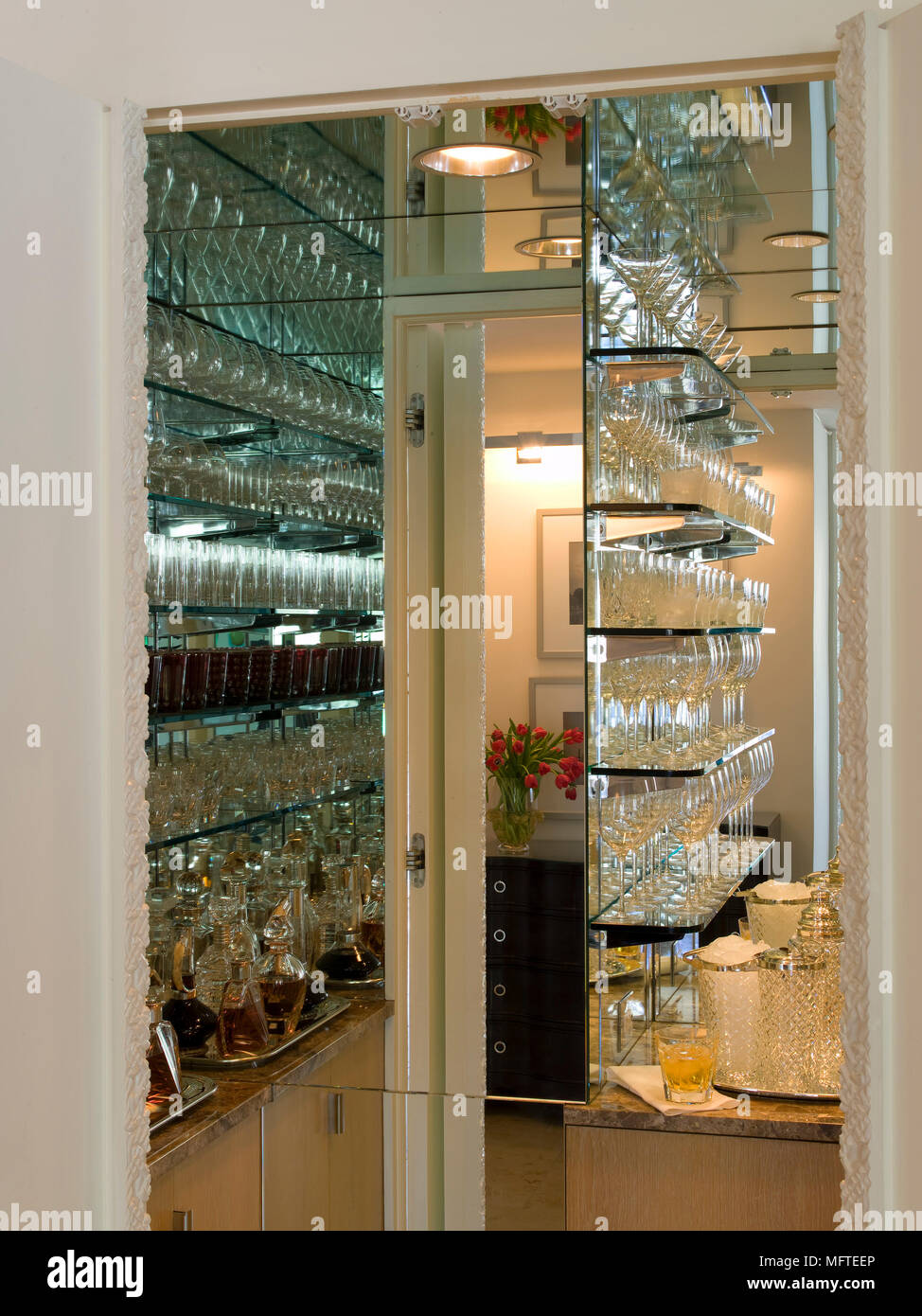 Miroir de ce bar avec étagères en verre sur verre Photo Stock - Alamy