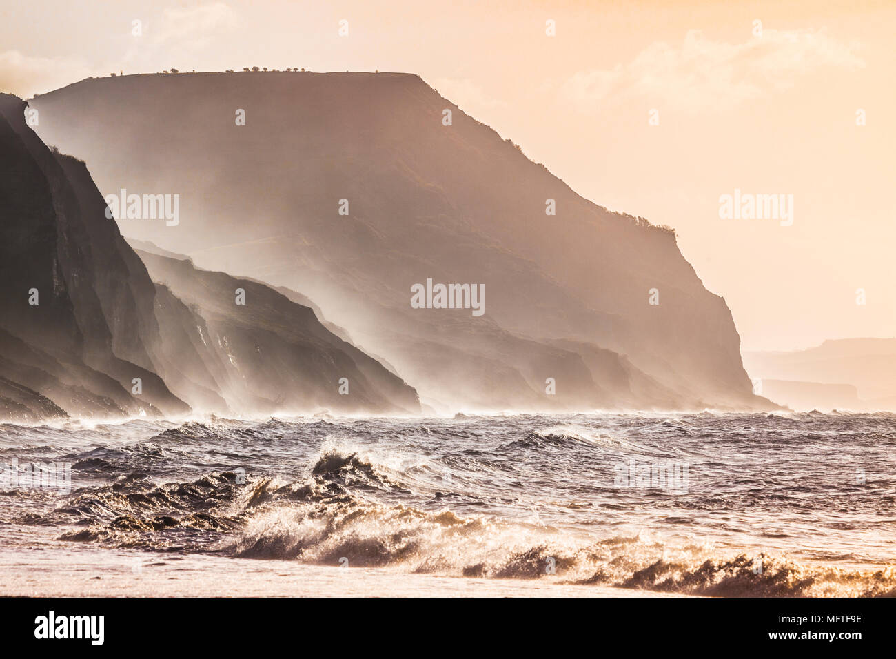 Lever du soleil sur la plage de Charmouth pour Golden à la Pac. Banque D'Images