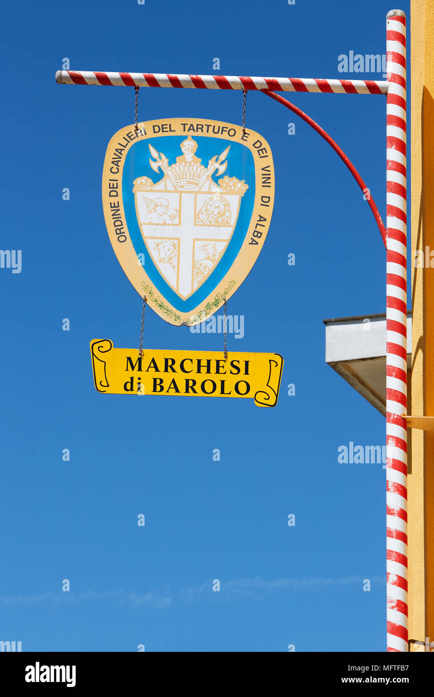 Marchesi di Barolo armoiries en une journée ensoleillée, ciel bleu dans le Piémont en Italie, Barolo Banque D'Images