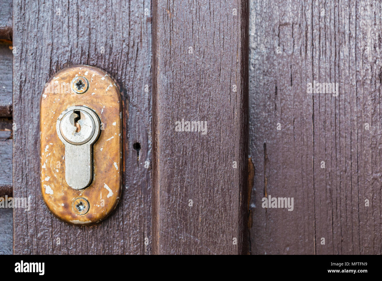 Serrure de sécurité pour une vieille porte de bois dans le jardin Banque D'Images