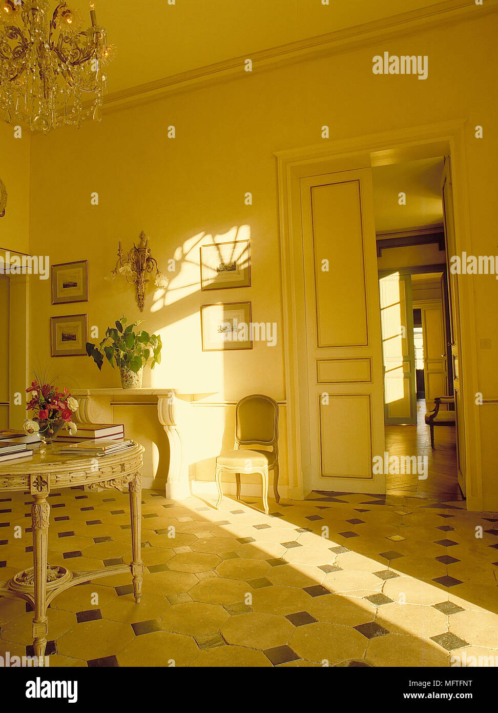 La lumière du soleil tombant sur un sol carrelé de couloir jaune Banque D'Images
