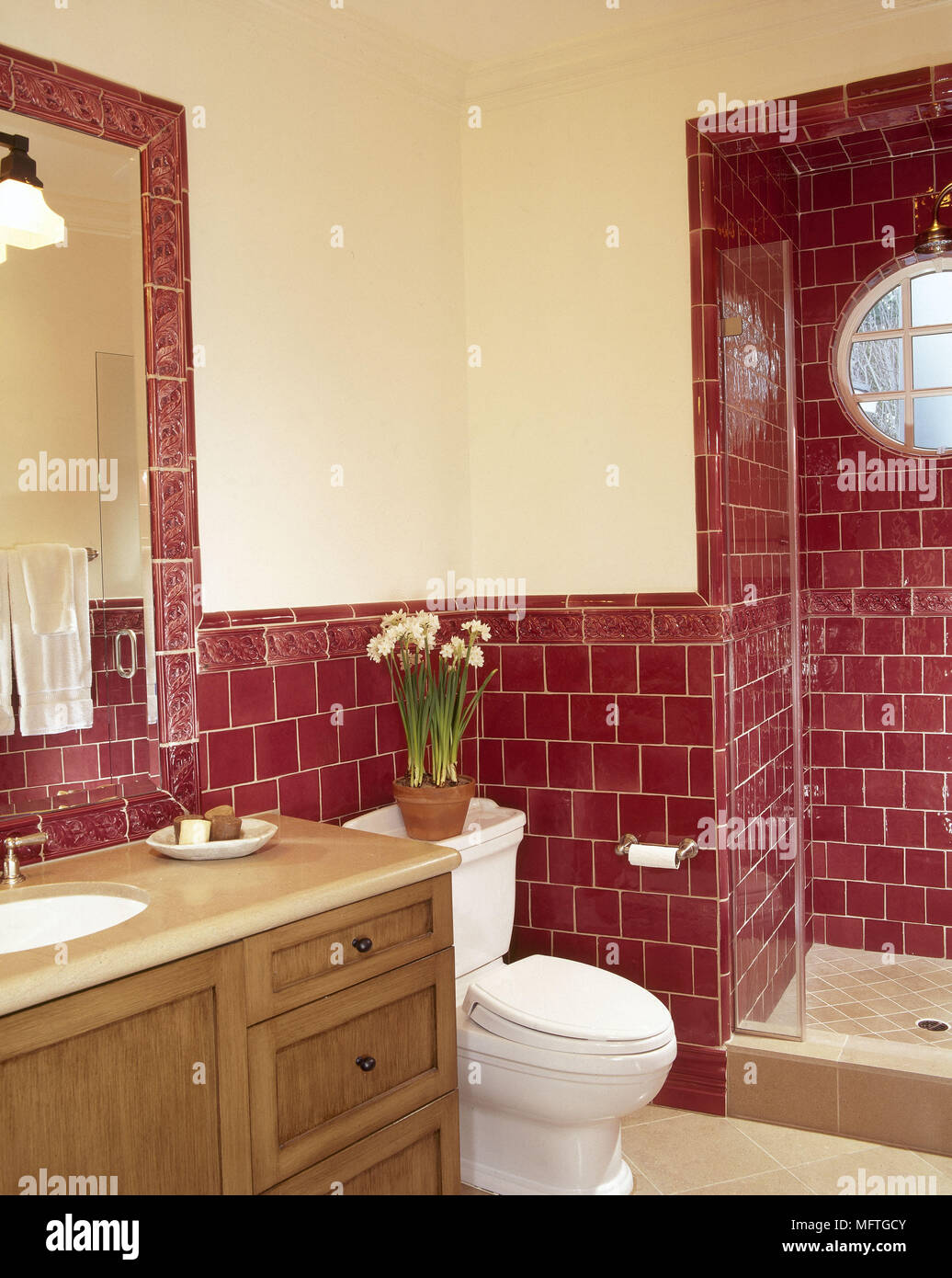 Salle de bains traditionnels carreaux rouge promenade dans la douche lavabo situé dans l'unité de rangement intérieur salles de bain toilettes cabines de douches couleurs Banque D'Images