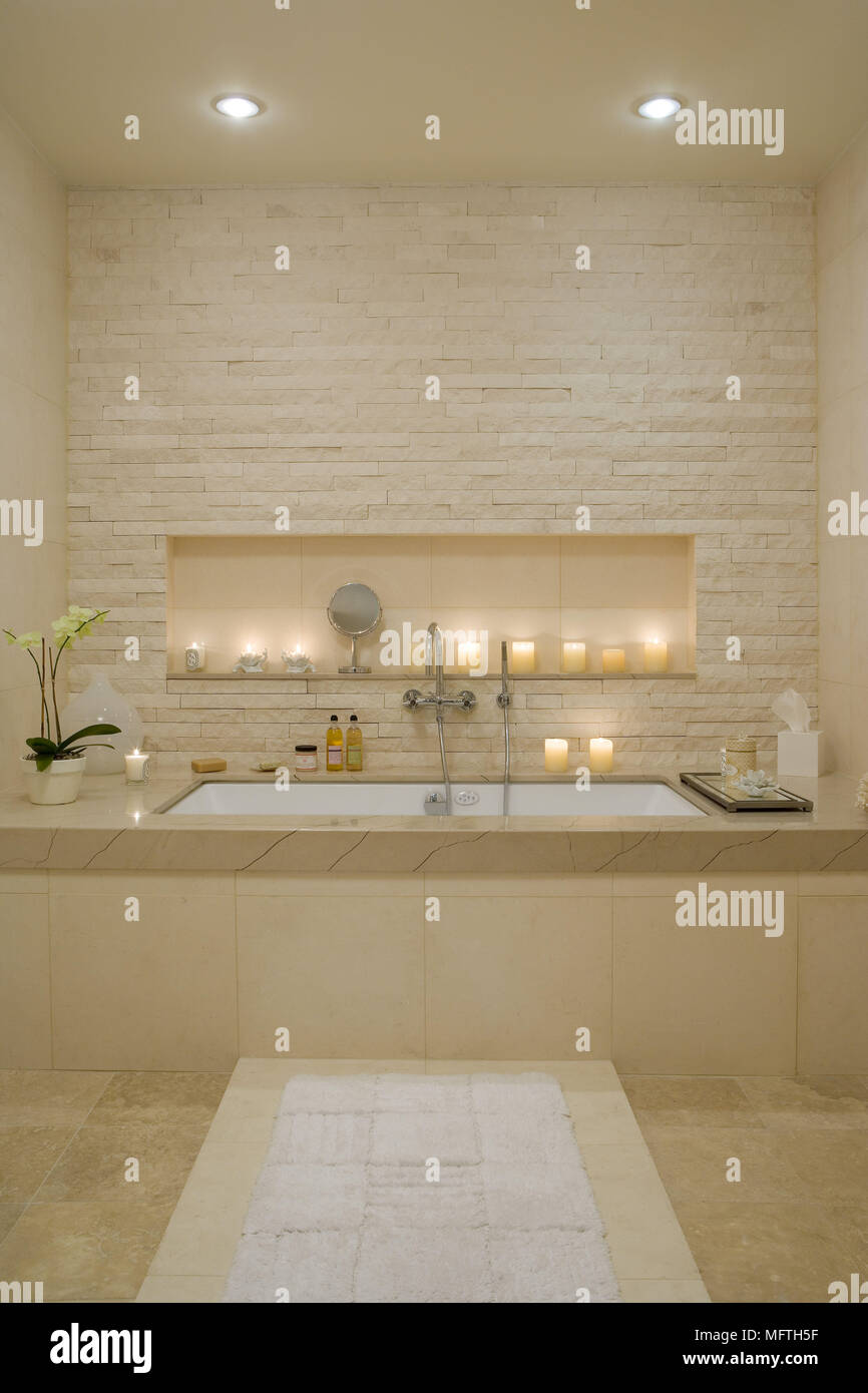 Construit en baignoire situé dans le renfoncement dans une salle de bains  moderne Photo Stock - Alamy