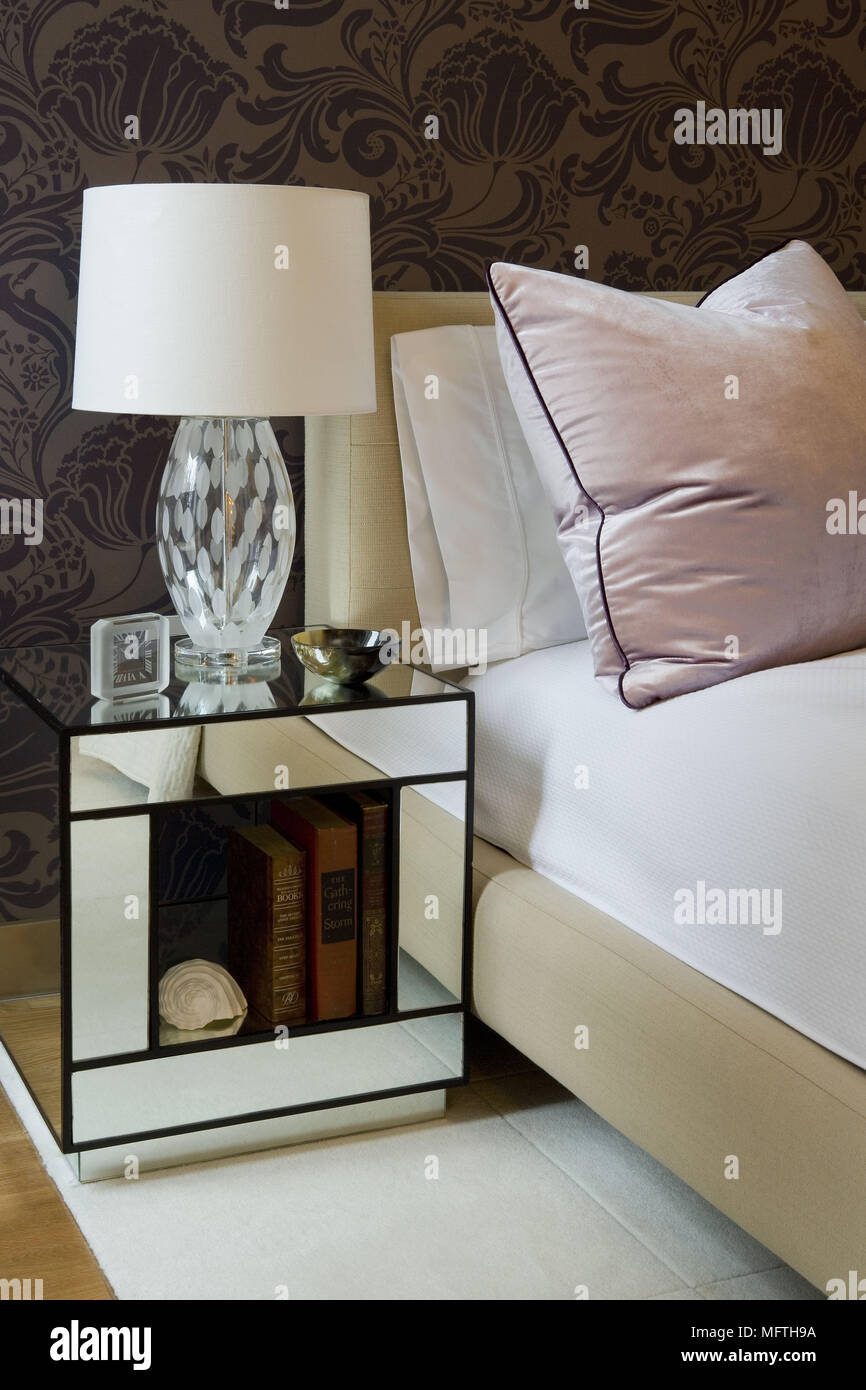 Lampe de chevet en verre en miroir sur l'armoire à côté d'un lit double  dans la chambre à coucher moderne Photo Stock - Alamy
