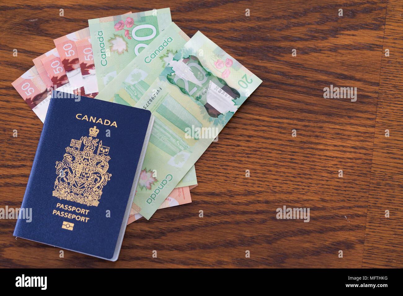 Passeport canadien avec des dollars canadiens pour affaires ou vacances voyage Banque D'Images