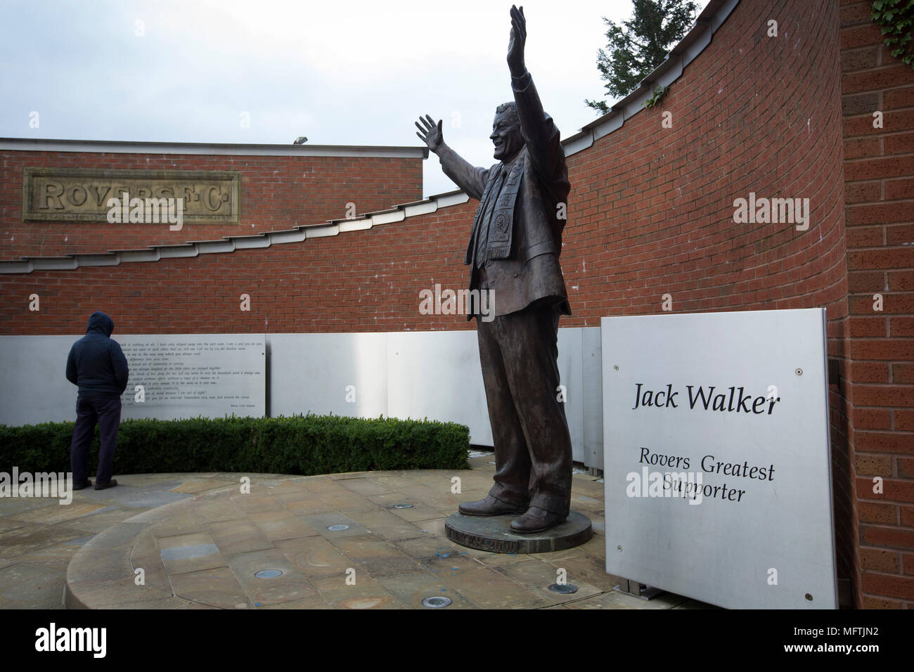 La statue dédiée à Jack Walker, l'ancien propriétaire du club, qui est situé au fond de la Blackburn fin tenir devant les Blackburn Rovers joué Shrewsbury Town dans un Sky Bet League un appareil à Ewood Park. Les deux équipe ont été dans le top trois dans la division au début de la partie. Blackburn a gagné le match par 3 buts à 1, suivi par une foule de 13 579. Banque D'Images