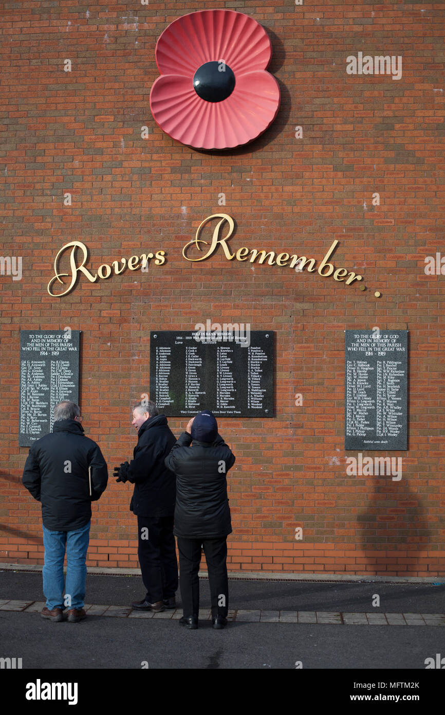 À la recherche des fans au club War Memorial sur le côté de la Jack Walker se tiennent devant les Blackburn Rovers joué Shrewsbury Town dans un Sky Bet League un appareil à Ewood Park. Les deux équipe ont été dans le top trois dans la division au début de la partie. Blackburn a gagné le match par 3 buts à 1, suivi par une foule de 13 579. Banque D'Images