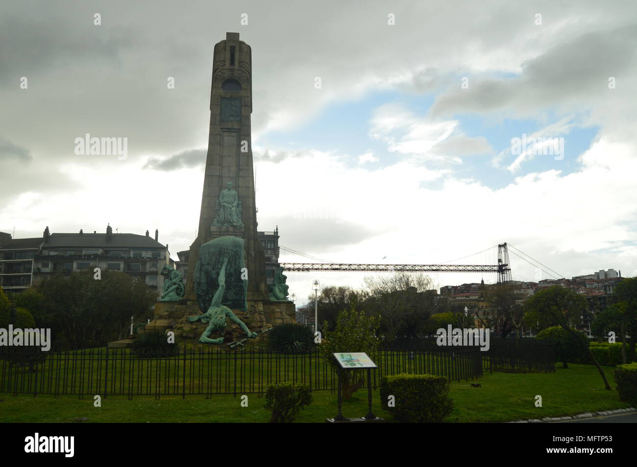 Magnifique Photo d'un monument situé à Getxo prises avec le début de la pluie. Architecture histoire Voyage. 25 mars, 2018. Pont de Getxo Vizcaya Ba Banque D'Images