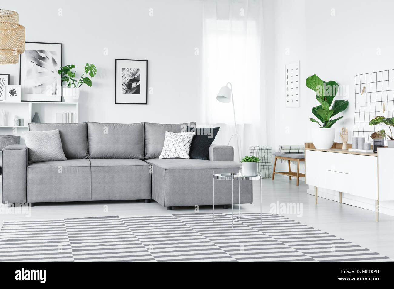 Appartement blanc et gris à rayures, de tapis d'intérieur de la table d'angle et des plantes vertes Banque D'Images