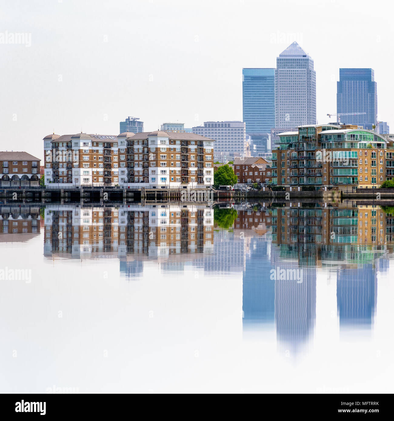 Gratte-ciel à Canary Wharf, un quartier financier de Londres, et leurs réflexions à partir de la rivière Thames Banque D'Images