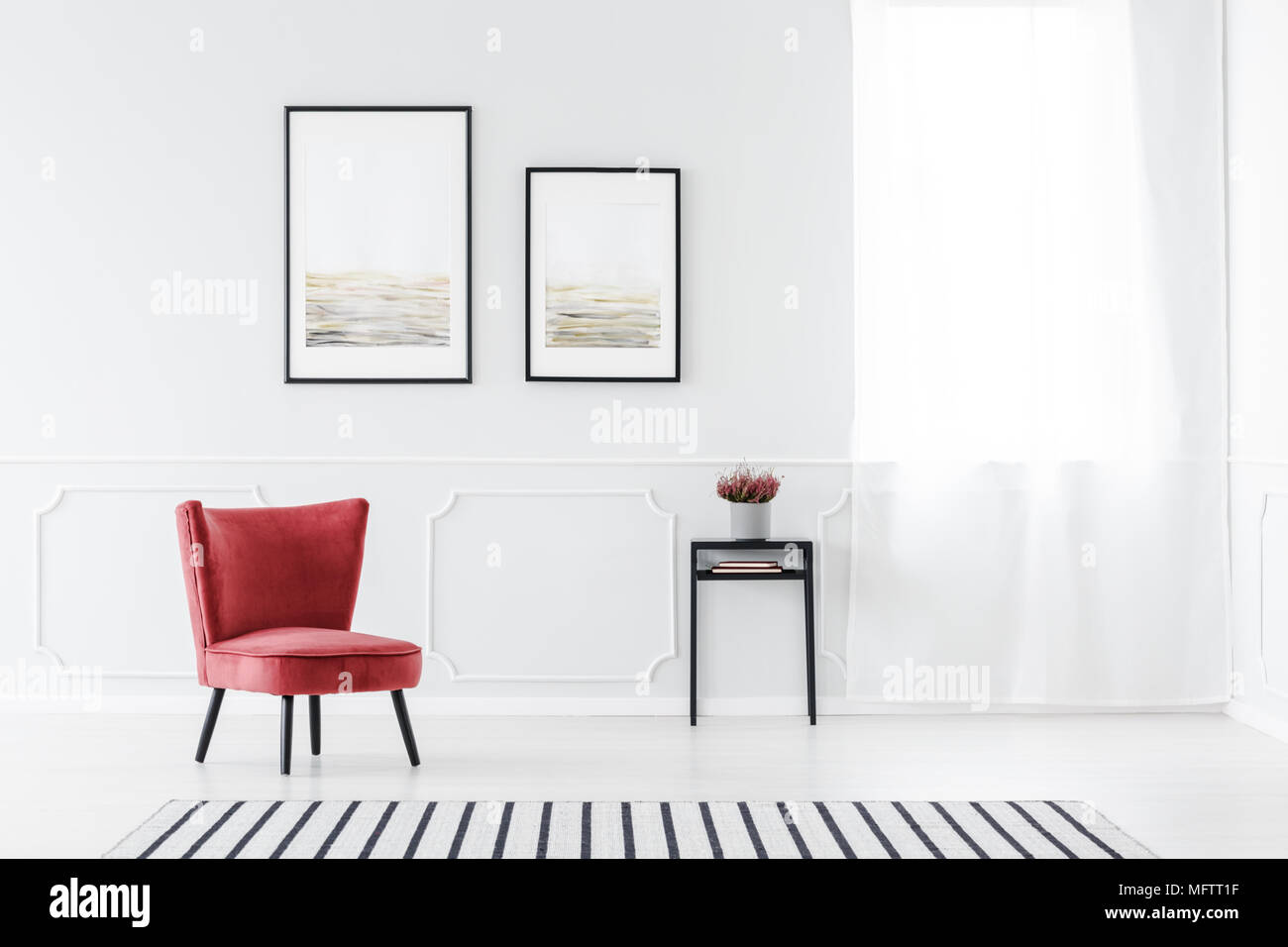 Tapis Rayé Près De Fauteuil Rouge En Gris Salon Intérieur