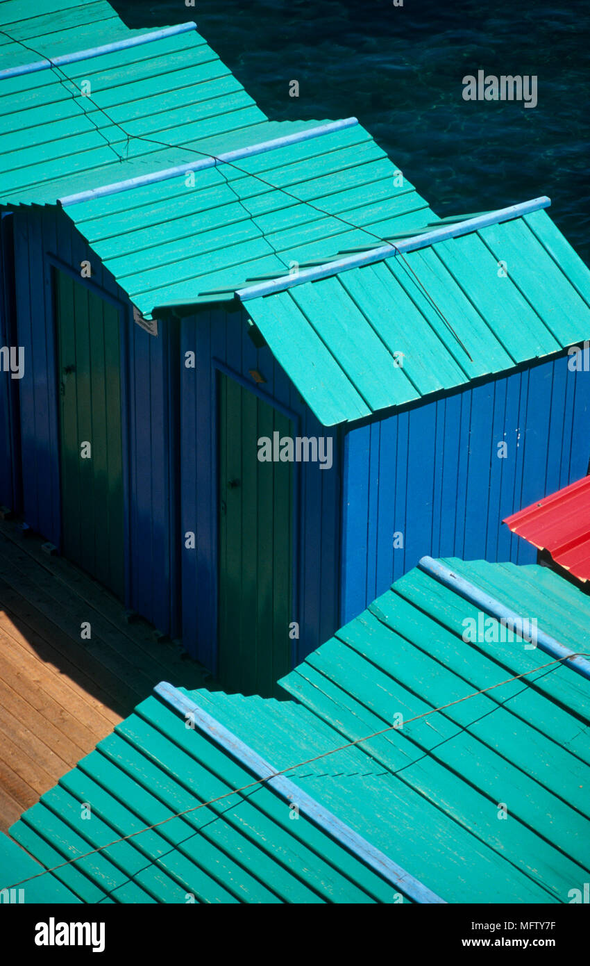 Voir ci-dessus de vert et bleu peint de couleurs vives, cabines de plage, Banque D'Images