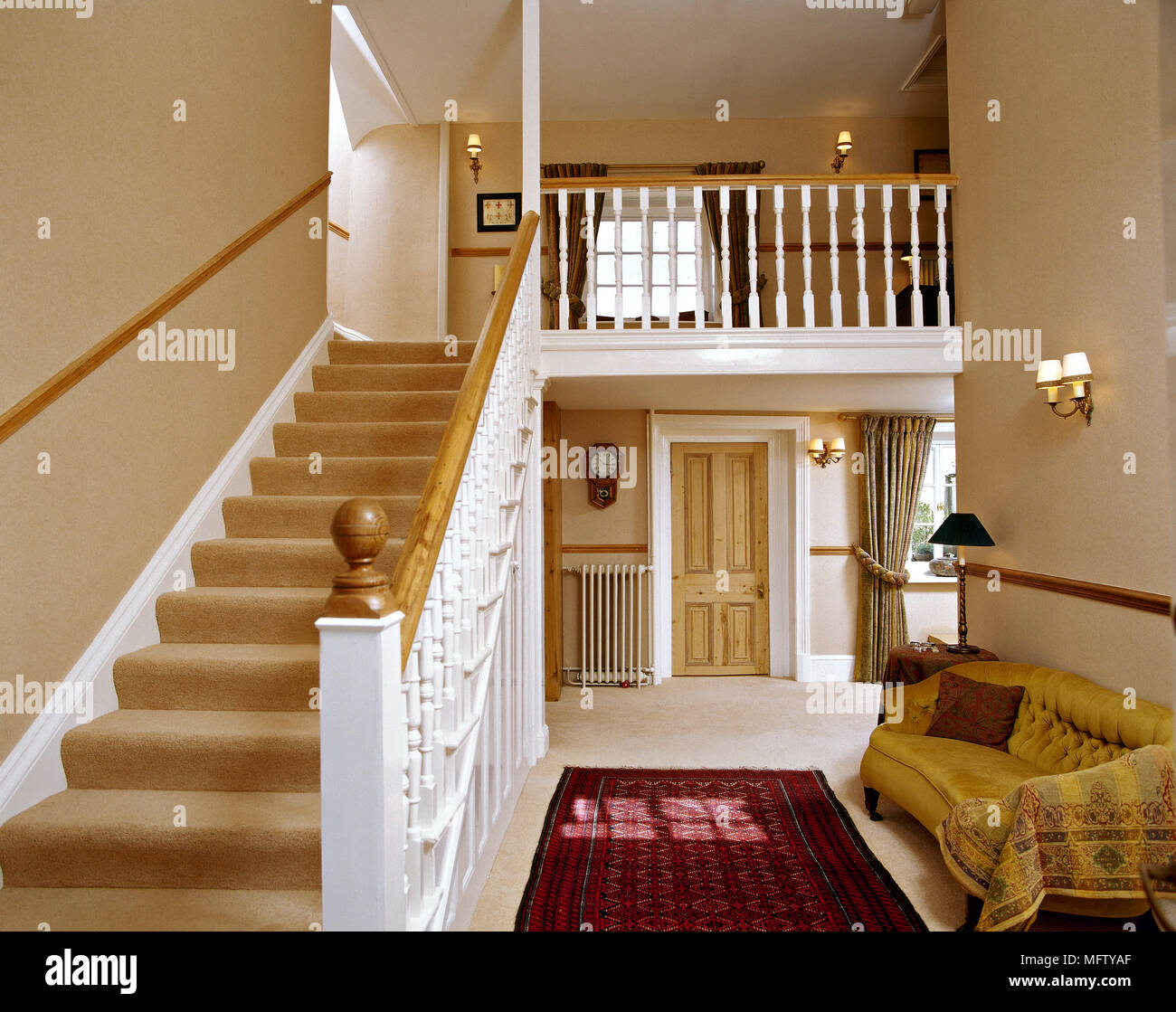 Un Couloir D Or Traditionnel Avec Escalier Escaliers Moquette