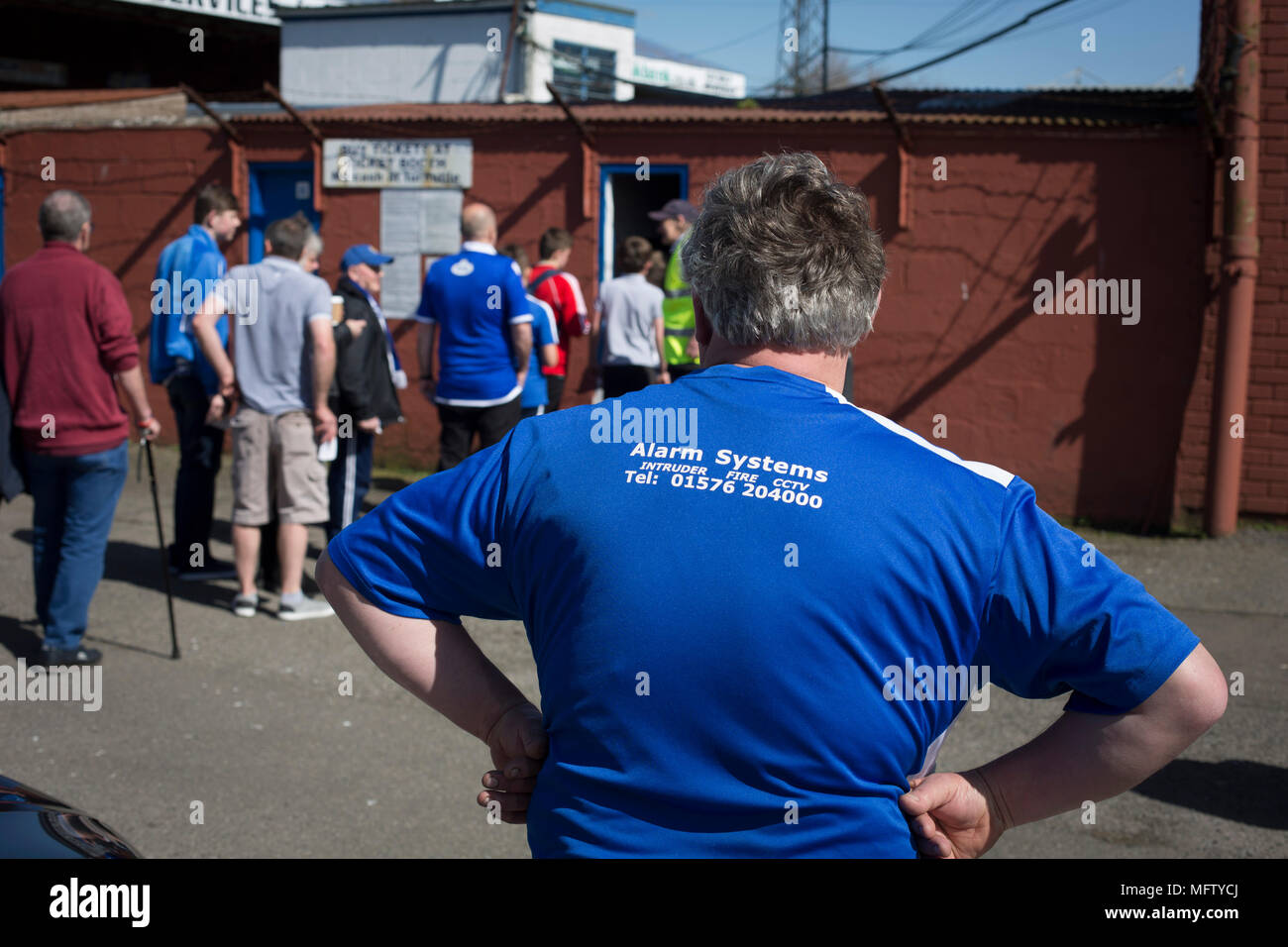 Accueil fans en attente à un tourniquet à Palmerston Park, Dumfries avant de reine du Midi a accueilli un Dundee United en championnat écossais. La maison a joué dans le même sol depuis sa création en 1919. Queens a remporté le match 3-0 vu par une foule de 1 531 spectateurs. Banque D'Images