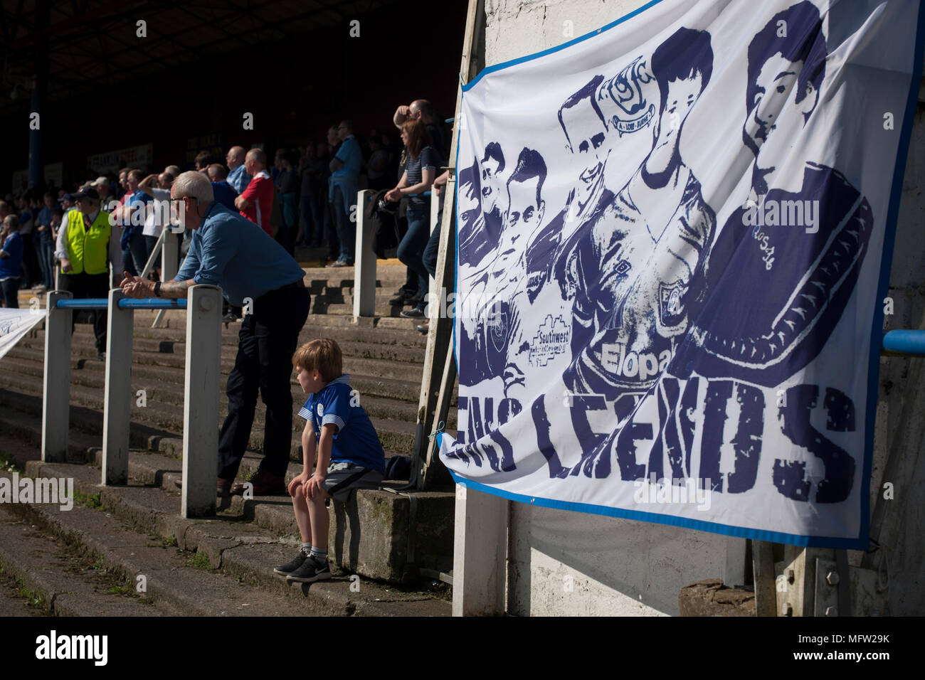 Accueil fans dans le hangar regarder la première demi-action à Palmerston Park, Dumfries comme reine du Midi a accueilli un Dundee United en championnat écossais. La maison a joué dans le même sol depuis sa création en 1919. Queens a remporté le match 3-0 vu par une foule de 1 531 spectateurs. Banque D'Images