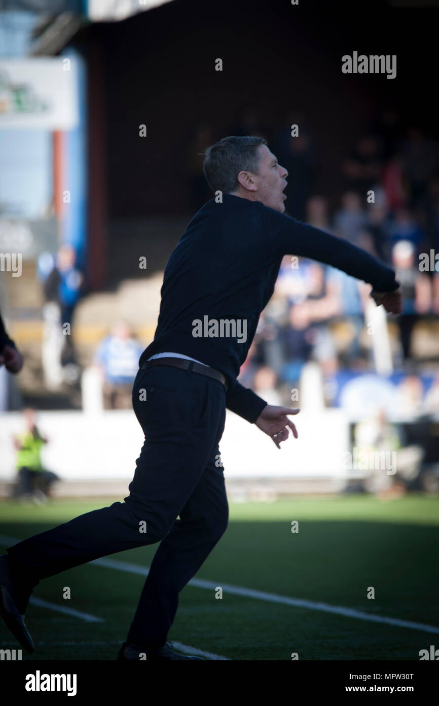 Accueil manager Gary Naysmith gesticule au cours de la seconde période à Palmerston Park, Dumfries comme reine du Midi a accueilli un Dundee United en championnat écossais. La maison a joué dans le même sol depuis sa création en 1919. Queens a remporté le match 3-0 vu par une foule de 1 531 spectateurs. Banque D'Images