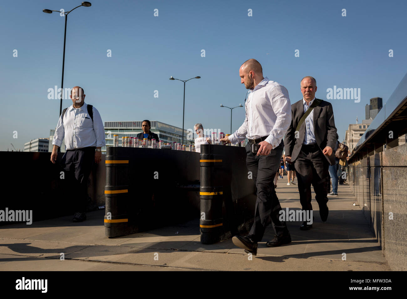 Les banlieusards de l'heure de pointe du soir à pied par le dirigeant la lutte contre le terrorisme des barrières de sécurité sur le pont de Londres, le 19 avril 2018, à Londres, en Angleterre. Banque D'Images Les banlieusards de l'heure de pointe du soir à pied par le dirigeant la lutte contre le terrorisme des barrières de sécurité sur le pont de Londres, le 19 avril 2018, à Londres, en Angleterre. Banque D'Images