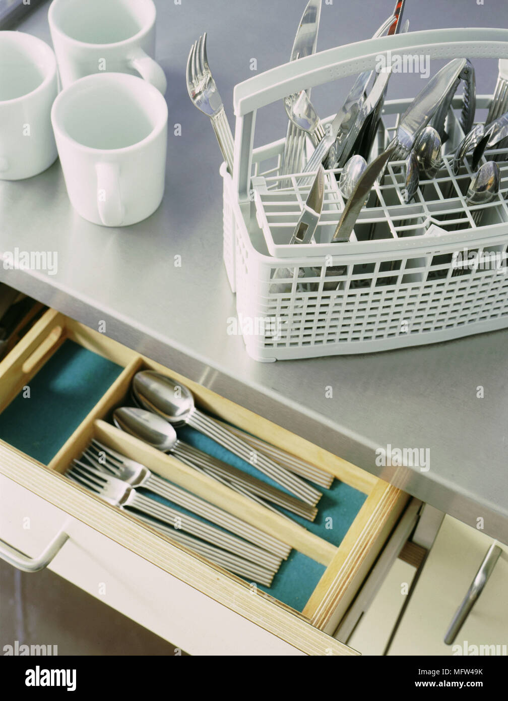 Un détail d'une cuisine moderne de travail en acier inoxydable haut de  couverts en plastique panier lave-vaisselle à tiroir ouvert trois tasses  blanc Photo Stock - Alamy