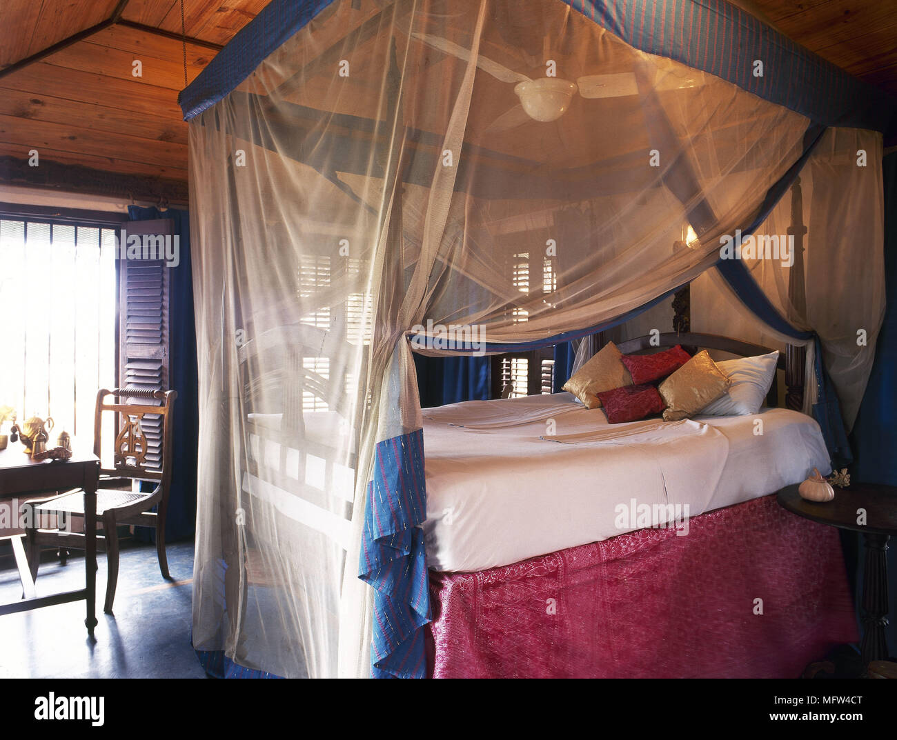 Chambre de style arabe avec moustiquaire sur le lit et plafond lambrissé  Photo Stock - Alamy