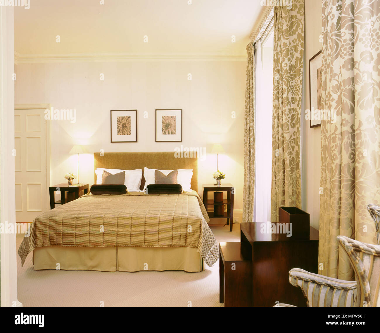 Chambre double rideaux traditionnels d'or couvre-lit tête de lit rembourrée Banque D'Images