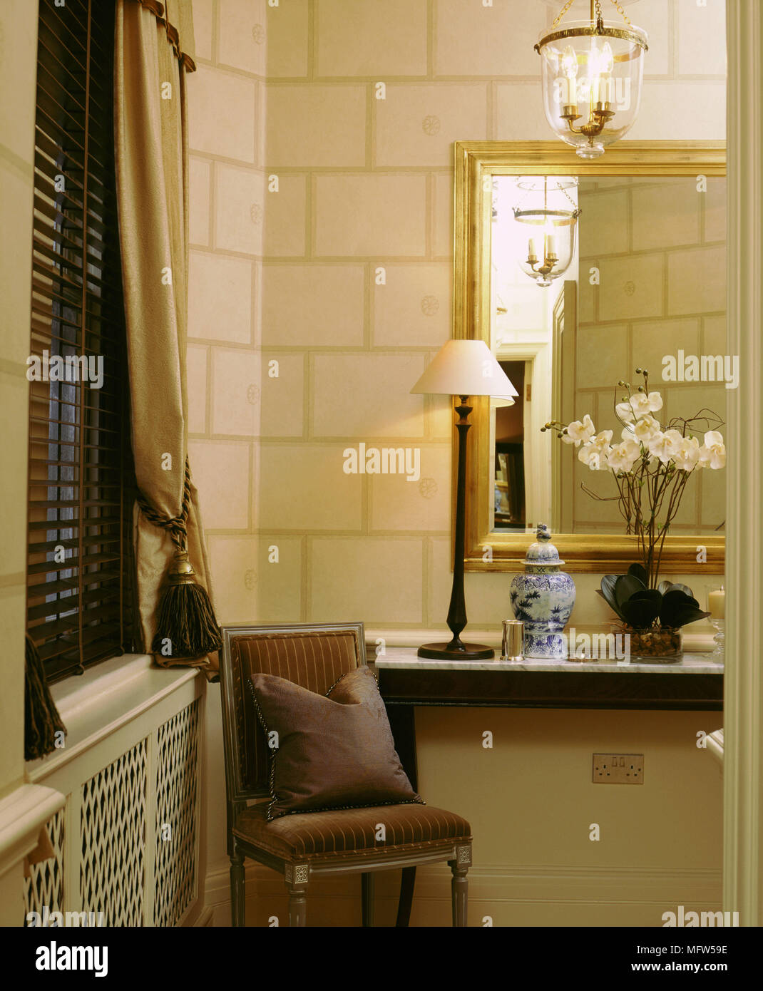 En effet brique couloir traditionnel brun table chaise capitonnée rideaux gold tassel tie dos Banque D'Images