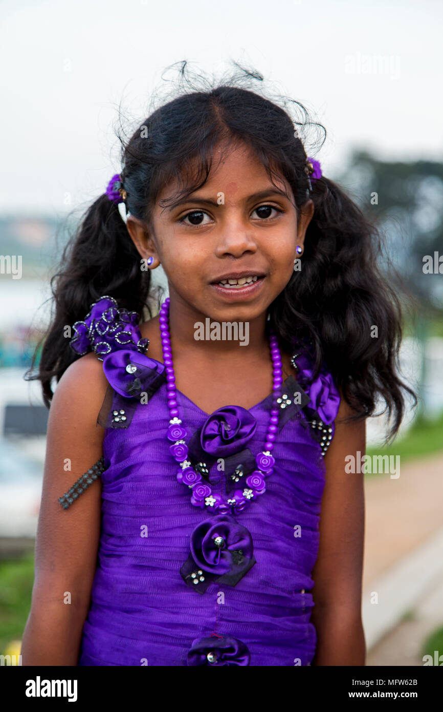 Petite fille non identifiée sur la rue de Nuwara Eliya, Sri Lanka. Banque D'Images