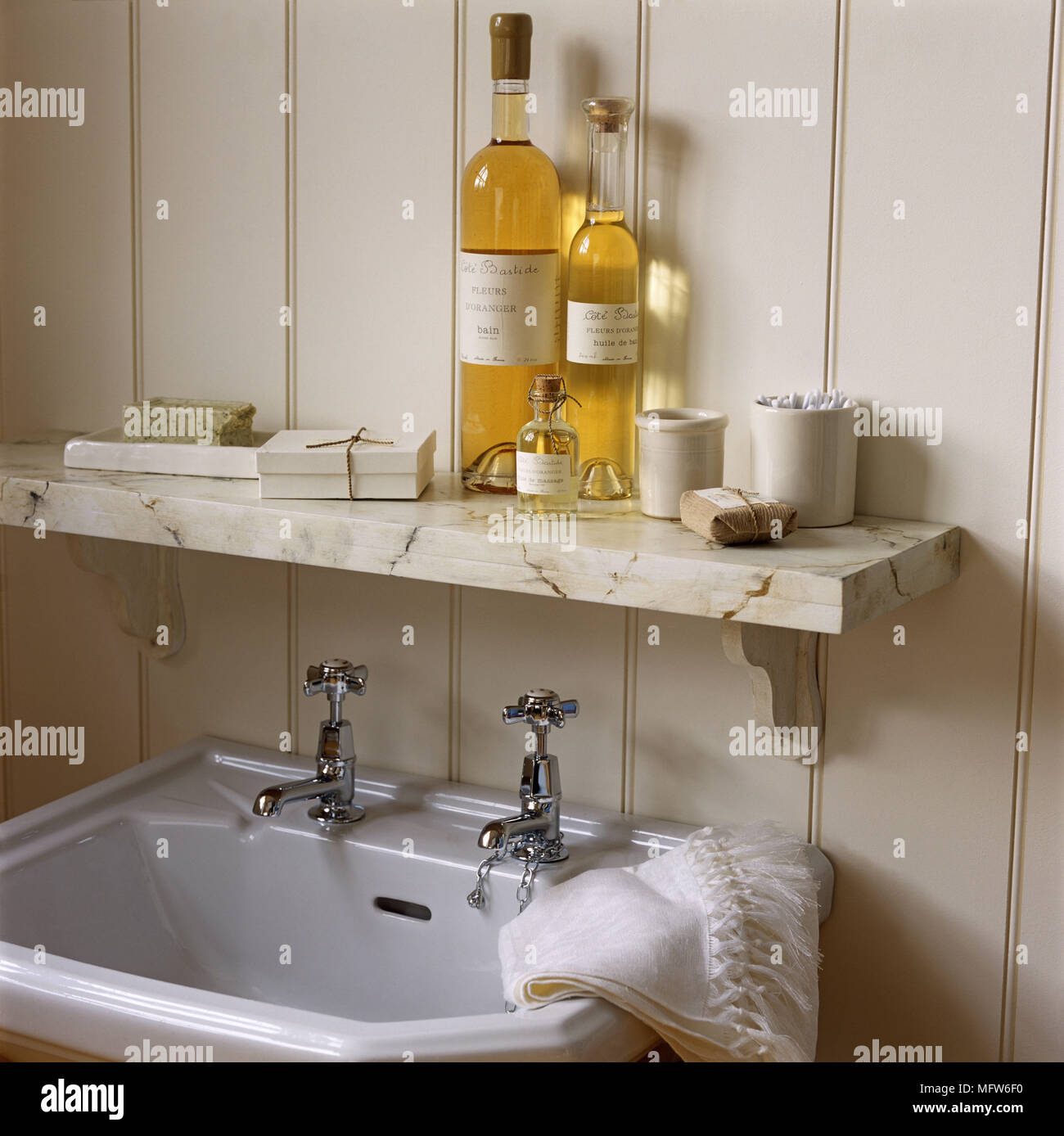 Une salle de bains moderne détail des lambris lavabo toilette plateau en  marbre Photo Stock - Alamy