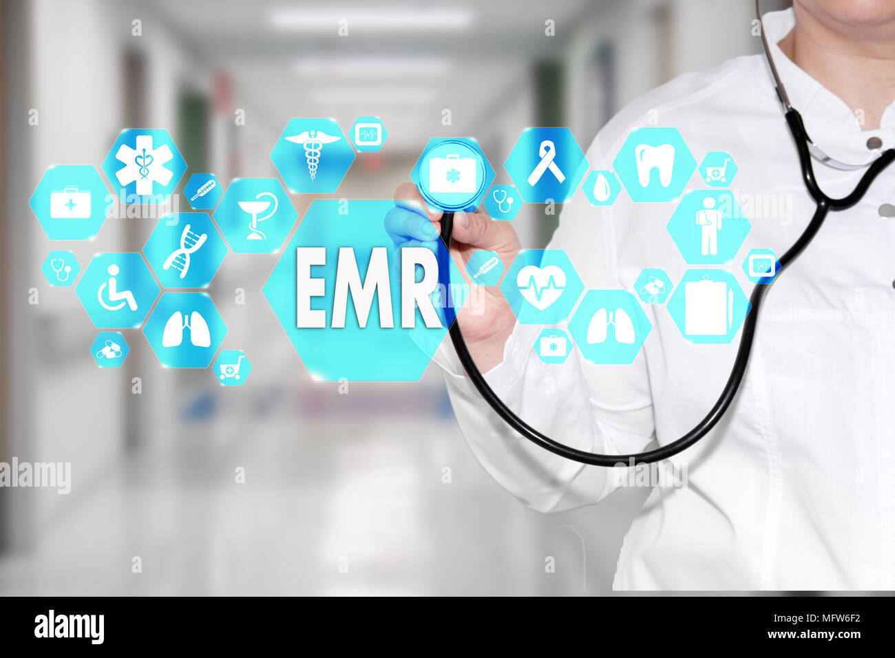 Les dossiers médicaux électroniques. EMR sur l'écran tactile avec des icônes de la médecine sur l'arrière-plan flou, médecin à l'hôpital.L'innovation, de traitement des données, de service Banque D'Images