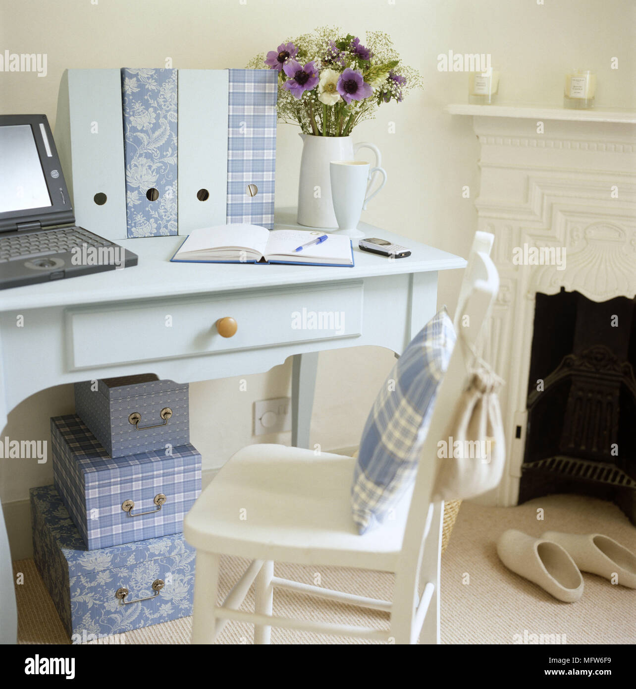 Un style champêtre moderne peint de bureau à domicile bureau ordinateur portable storage cases files Banque D'Images